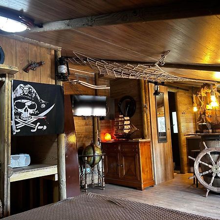 Les Chambres De Paulette Chambres A Theme Jack Sparrow Sainte-Marie-la-Mer Bagian luar foto