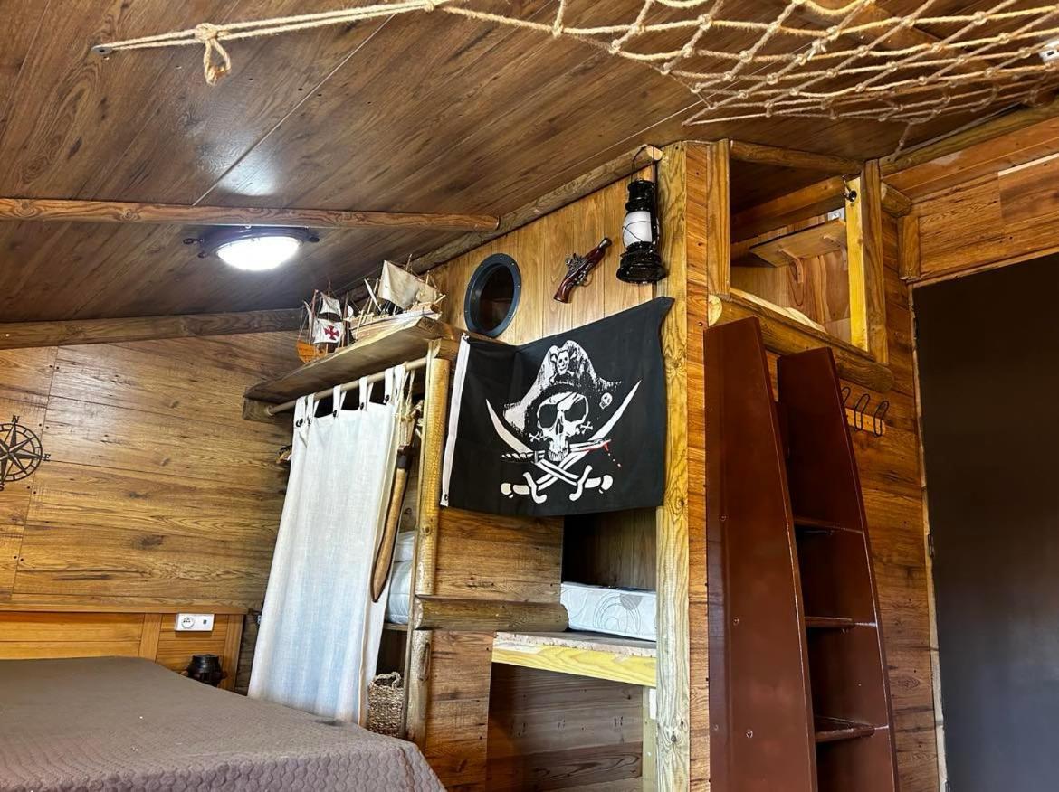 Les Chambres De Paulette Chambres A Theme Jack Sparrow Sainte-Marie-la-Mer Bagian luar foto